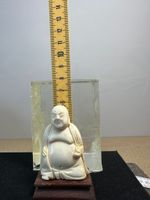 Kleiner Buddha auf Sockel