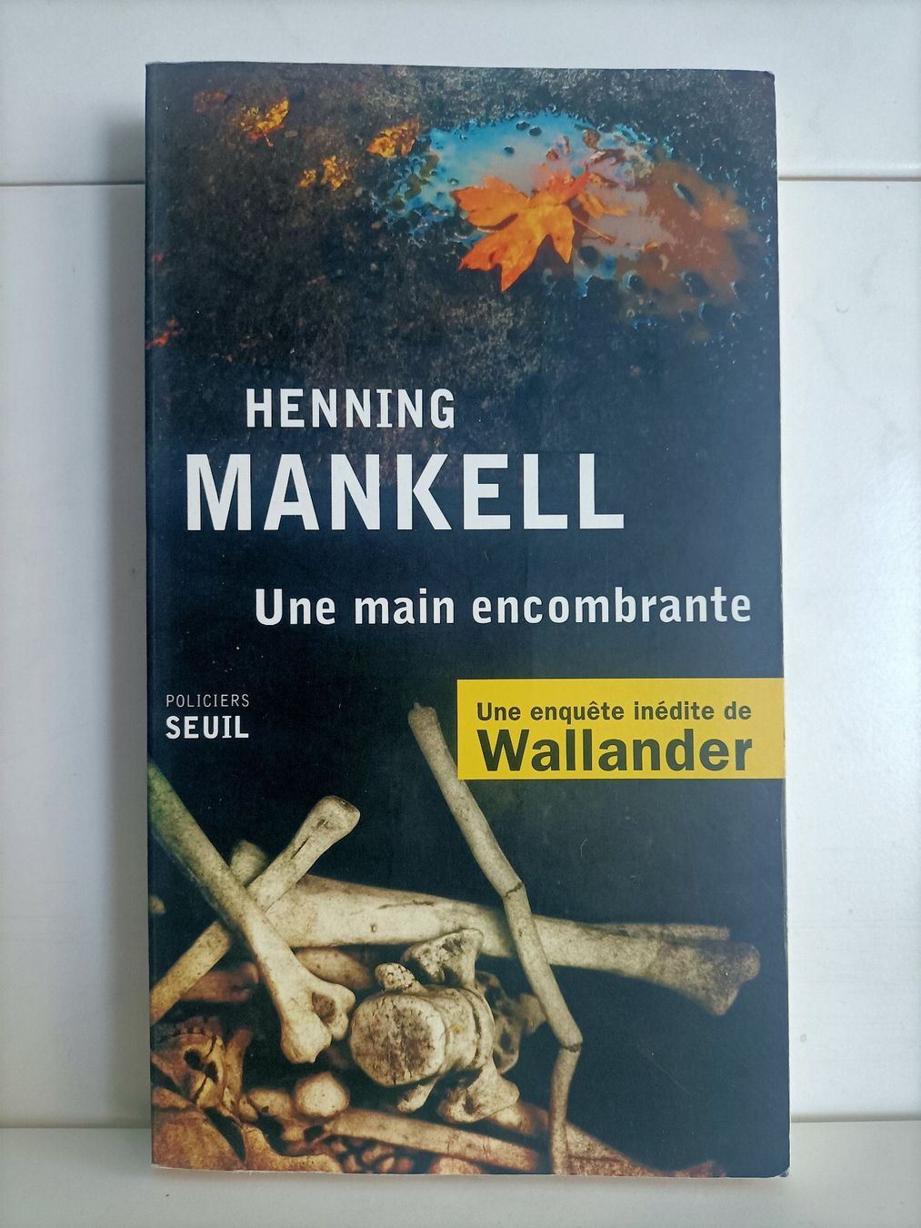 Libri: Une main encombrante / Henning Mankell / Seuil 2014 – Usato da crans montana venduto da AB3963