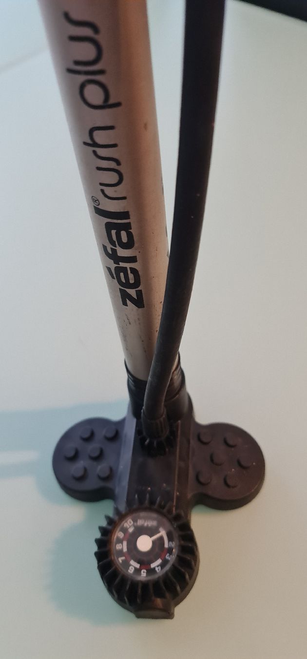Pompe: Zefal Rush Plus Standpumpe mit Manometer wenig gebraucht – Nuovo (secondo la descrizione) da Ostermundigen venduto da zyswal 1