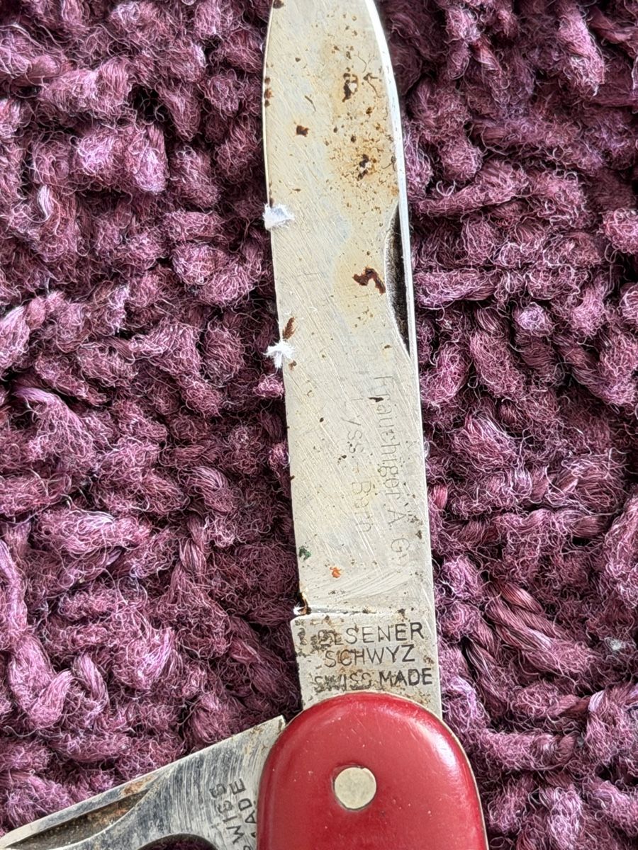 Taschenmesser: Taschenmesser rot Elsener Schwyz  – Defekt aus Lyss von nekoreh 2