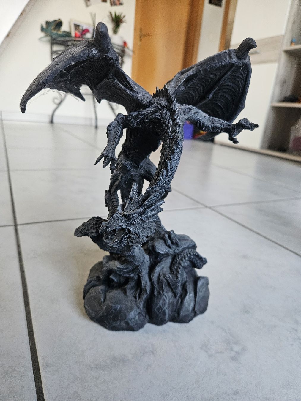 Statuette: Drachen Figur auf Felsen – Usato da Aristau venduto da Fr3aKy