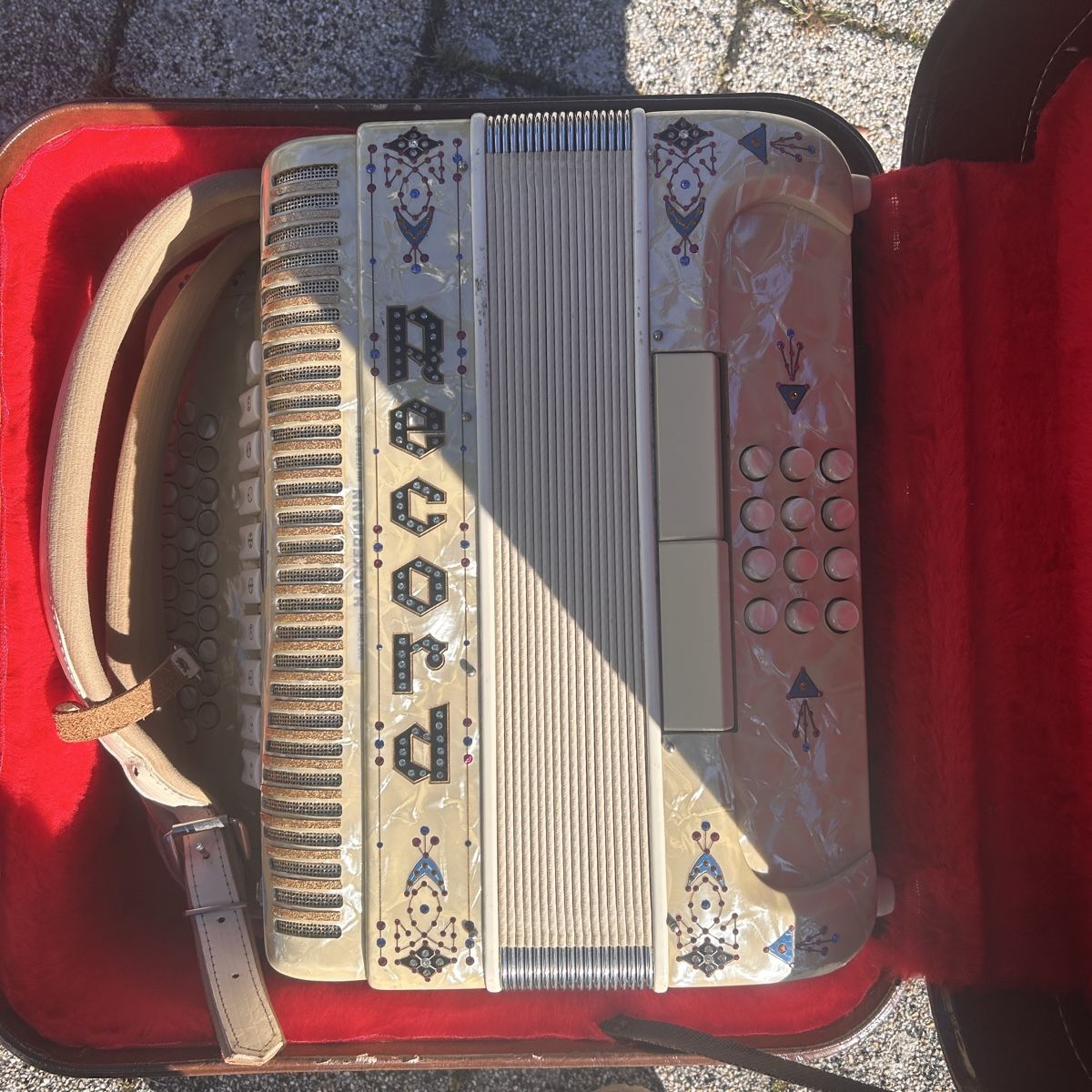 Record Musikinstrumente: Akkordeon mit Koffer, RECORD weiss – Gebraucht aus Laufen von belleskulptur