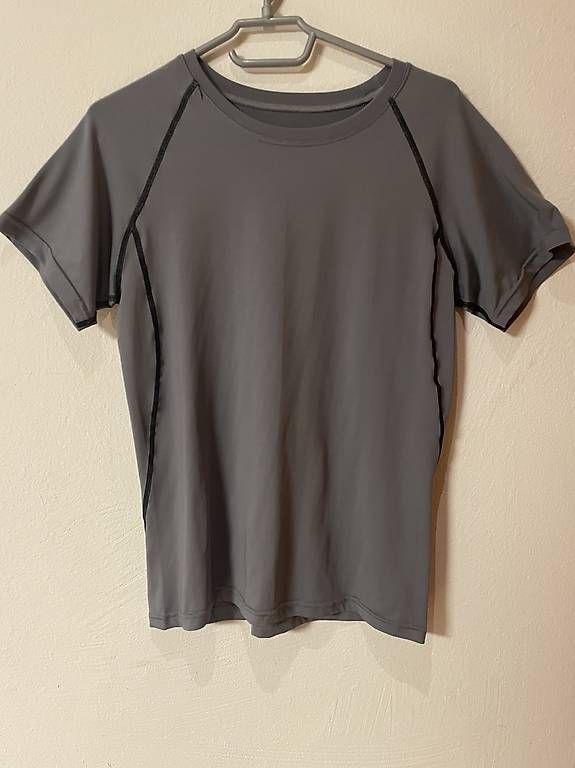 T-shirt: Graues Compression Shirt Gr.M – Usato da Weisslingen venduto da Fiorellin7