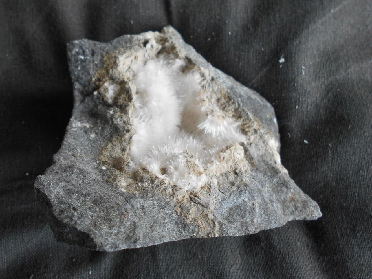 Minerali & Pietre curative: Natrolith Kaiserstuhl Deutschland, ca. 450 gr. – Nuovo (secondo la descrizione) da Zürich venduto da swisscristal01 2