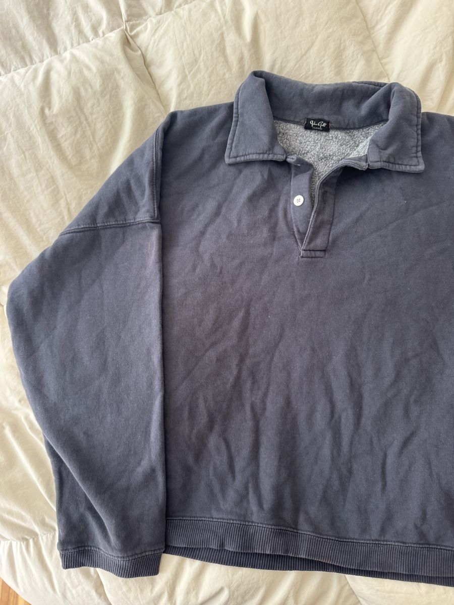Brandy Melville Pullover & Sweatshirts: Pull-over Brandy Melville gris col à boutons état correct – Gebraucht aus Genève von lejardindesvetements 1