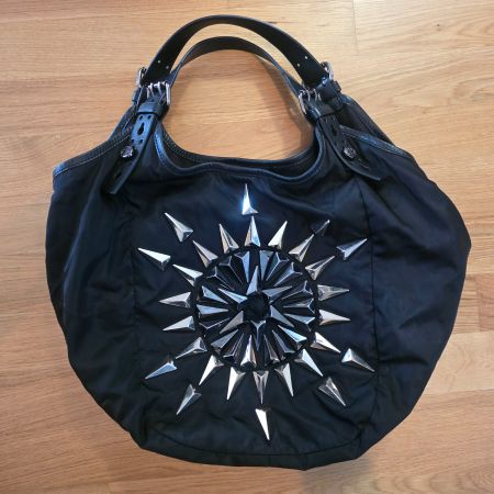 Kultige Givenchy "New Sacca" Schultertasche mit Nieten