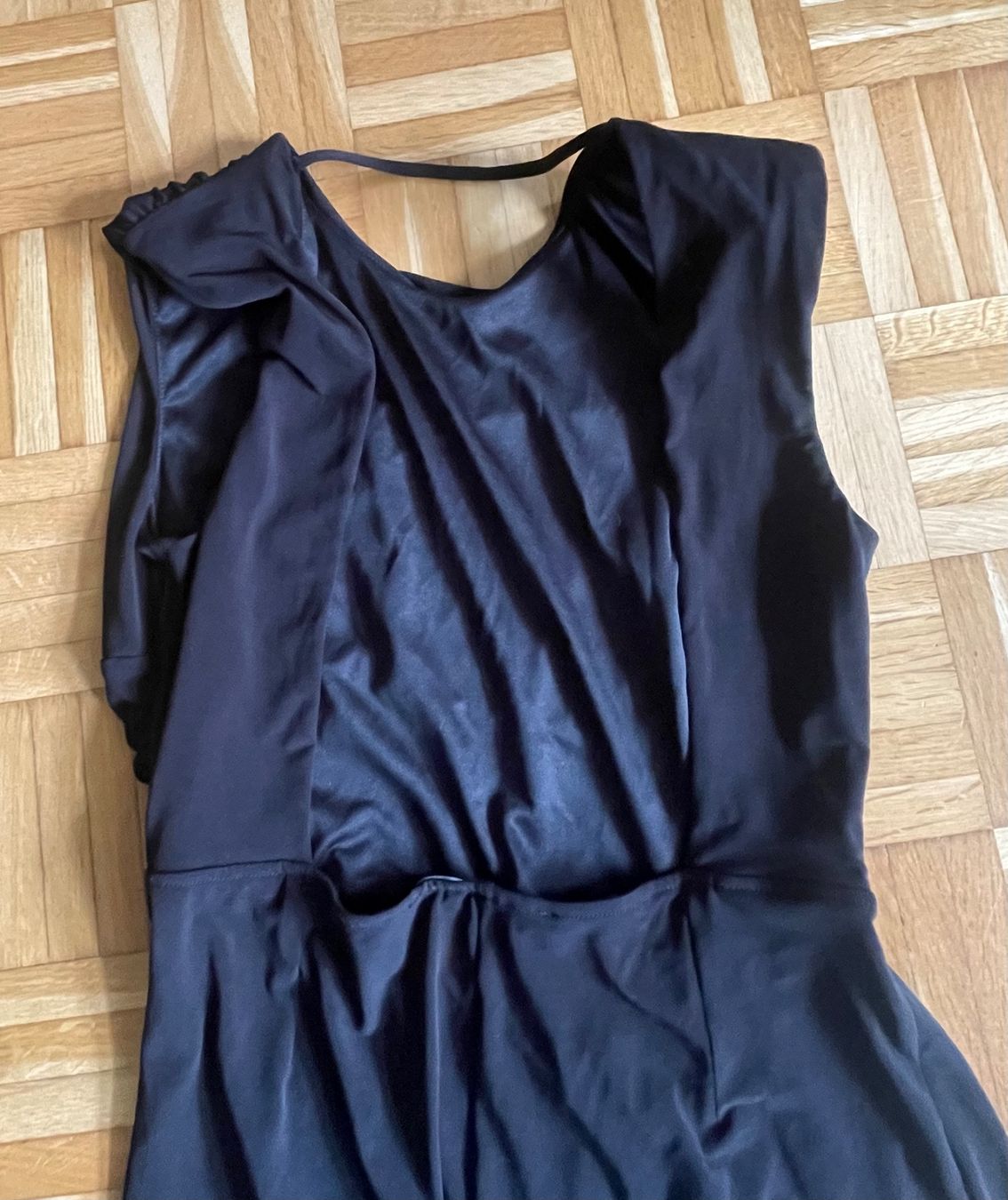 Guess Kleider: Neuwertiges Guess Kleid Grösse 38 – Gebraucht aus Zürich von Miush999 2