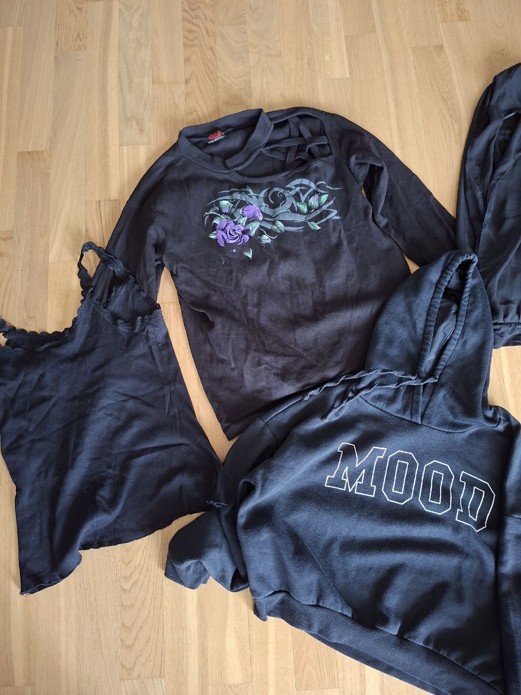 Lotti di vestiti: Kleiderpaket Grösse M – Usato da Lyss venduto da Infinia 1