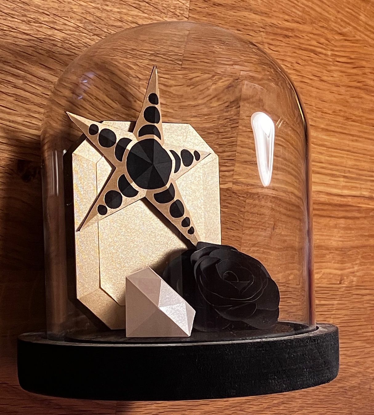 Tutte le decorazioni: Objet de collection CHANEL  - Cloche Camélia & Comète – Nuovo (secondo la descrizione) da Saclentse venduto da 4rnsn7