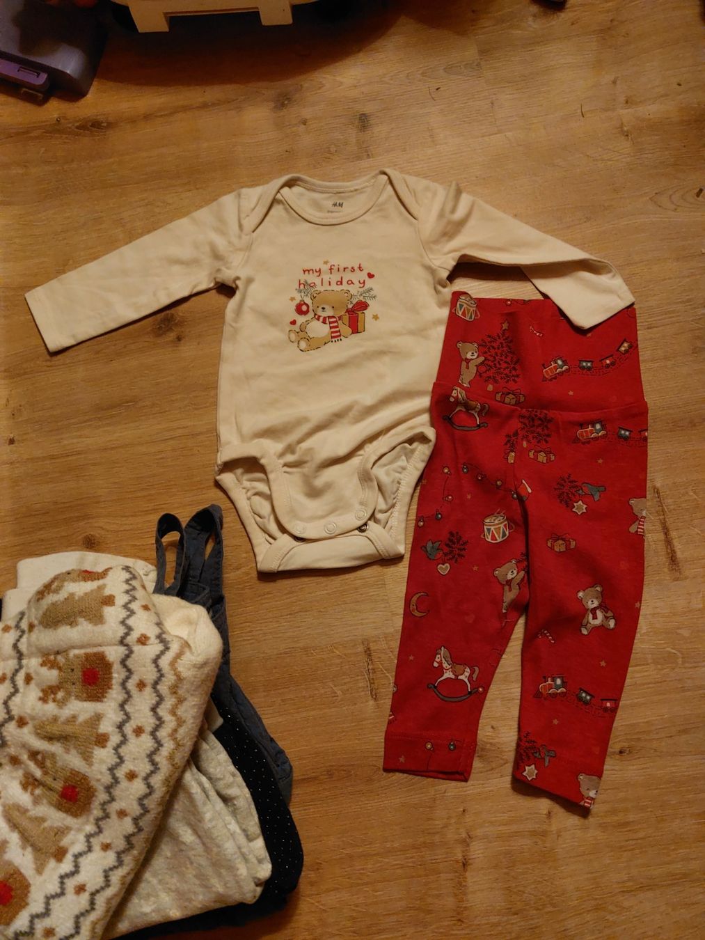 Kleiderpakete & -sets: Winter Kleiderpaket Gr 62/68 Weihnachten Pullover, Body, ... – Gebraucht aus Büttikon AG von lca_v7pb 1