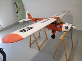 Piper Super Cub, mit Motor und Servos