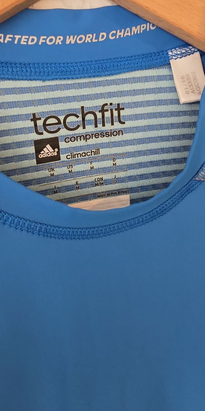 Adidas Leibchen & Hosen: Débardeur compression Adidas Techfit bleu taille M – Gebraucht aus Genève von MariaS2 2