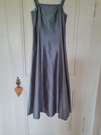 Massgeschneidertes Seidenkleid (Gr. 36)
