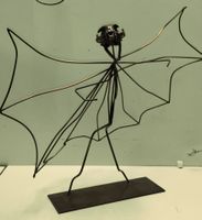 Drahtfigur Fledermaus mit Schädel, Kunstobjekt(em325)