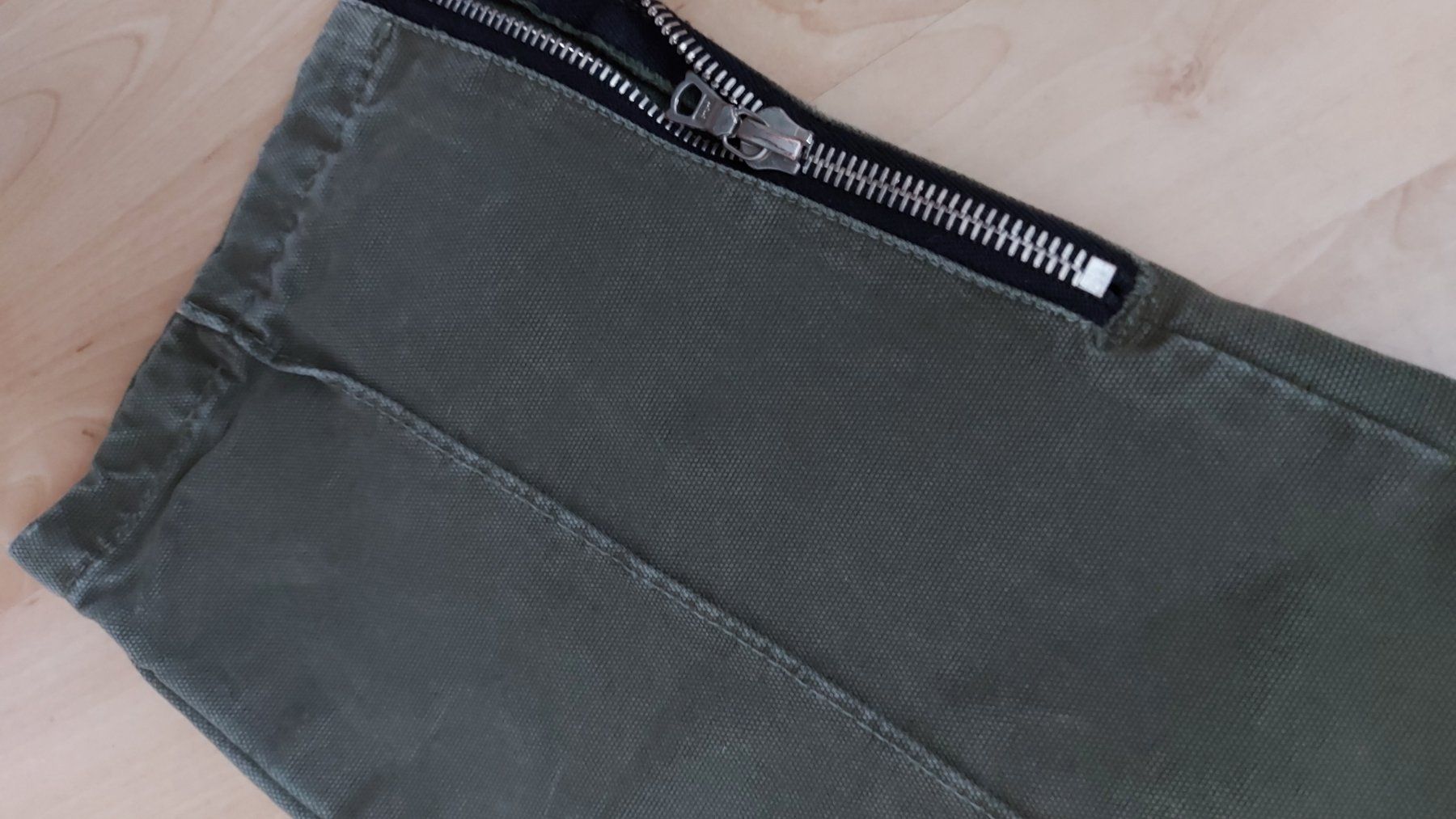 Pantaloni: ASKYURSELF Hose Khaki Farbe gr.M – Usato da Nebikon venduto da Draga25 1
