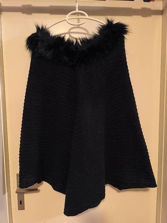 Schwarzer Poncho