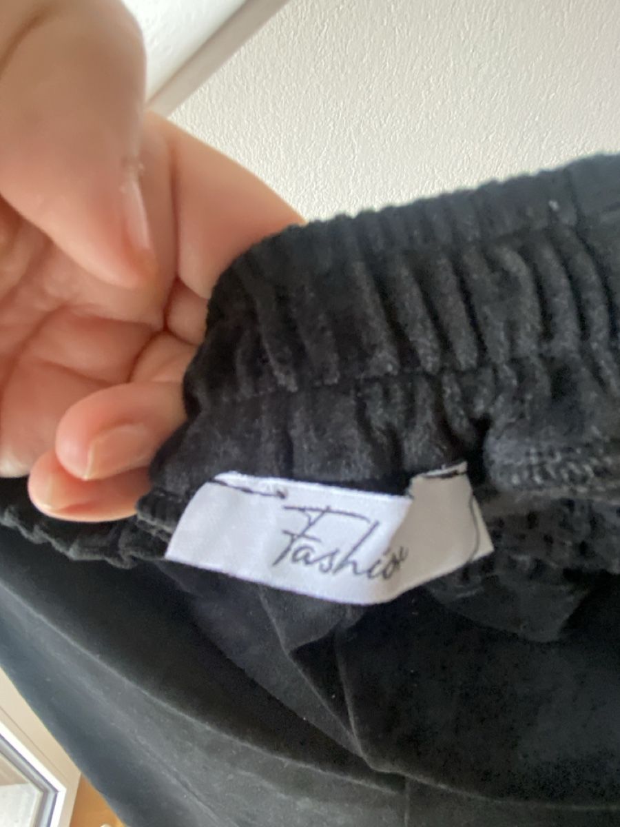 Pantalons: Schwarze Samthose mit Gummibund Gr. 34/36 – D'occasion à Muensingen par drleevsy 1