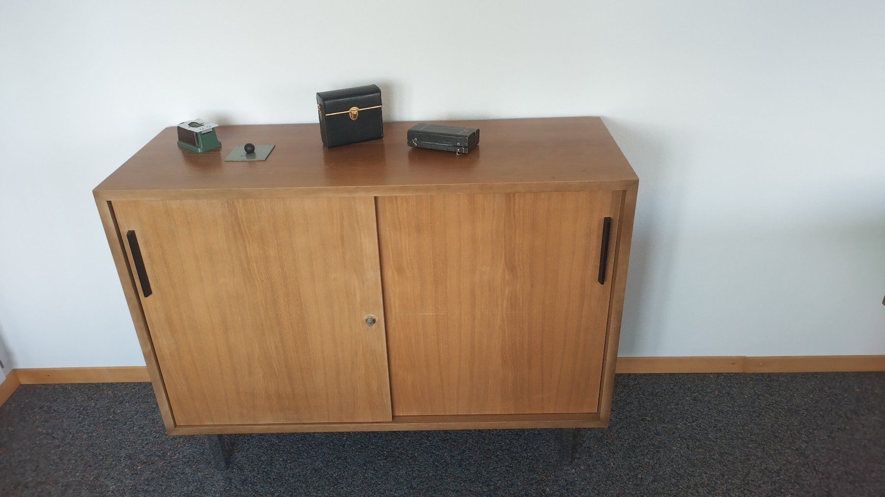 Cassettiere: Sideboard aus Holz mit Schiebetüren – Usato da Zollikerberg venduto da Alasaka2013 2