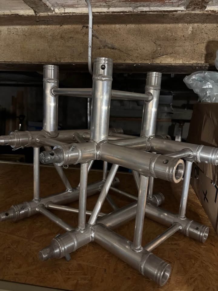 Tralicci: Angle structure global truss F34 90 corner – Usato da Ste-Croix venduto da donovan.burgy