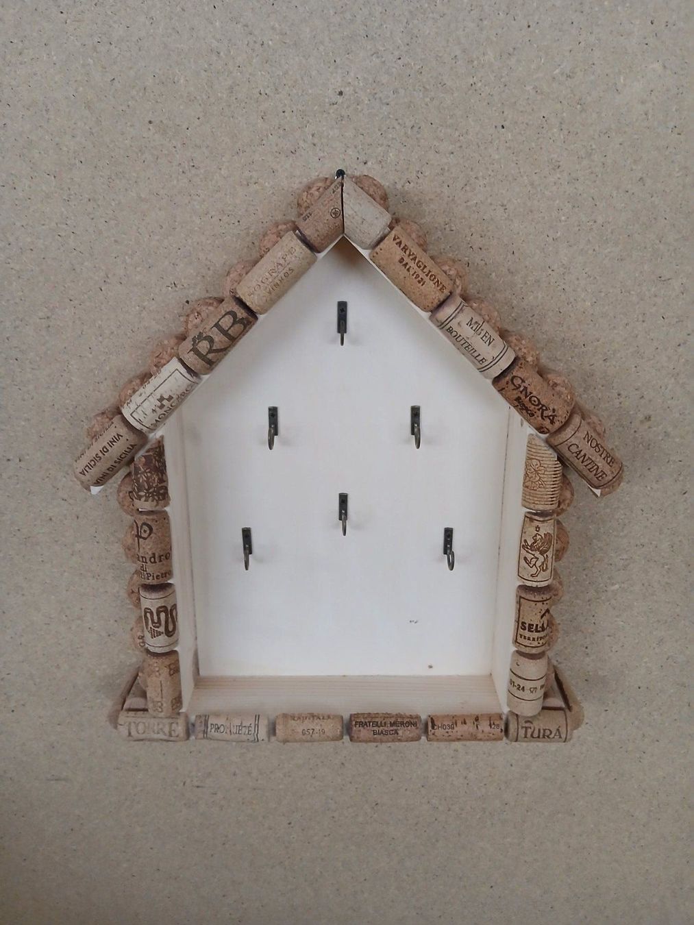 Portachiavi: PORTACHIAVI A CASETTA IN "VINE STYLE" – Nuovo e nell'imballaggio originale da Biasca venduto da mmw_g7x8