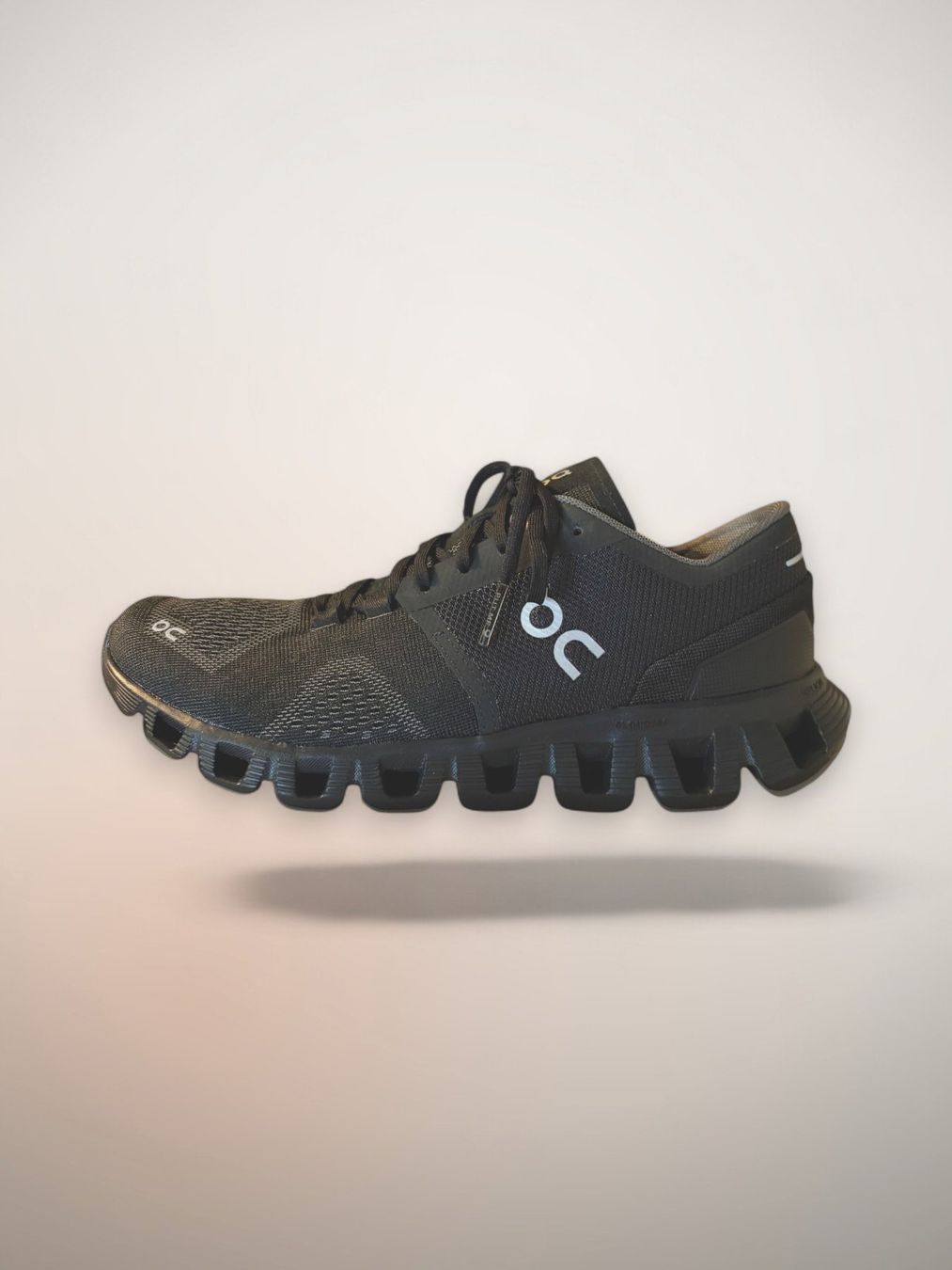 On Damenschuhe: On-Cloud X Sneaker-Brand New-Schwarz-EU 36.5 – Neu und originalverpackt aus Jona von Sorelli