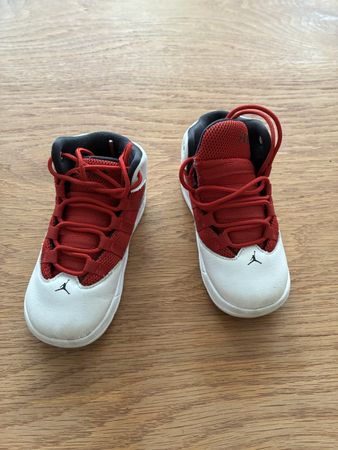 Jordan Turnschuhe Grösse 25 (8c)rot-weiss, guter Zustand