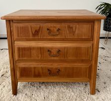 Mid Century Nachttisch Kommode aus Holz mit drei Schubladen