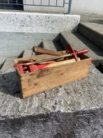 Alte, rot-angemalte Werkzeuge