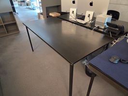 Arbeitstisch mit Metallgestell und MDF-Arbeitsplatte