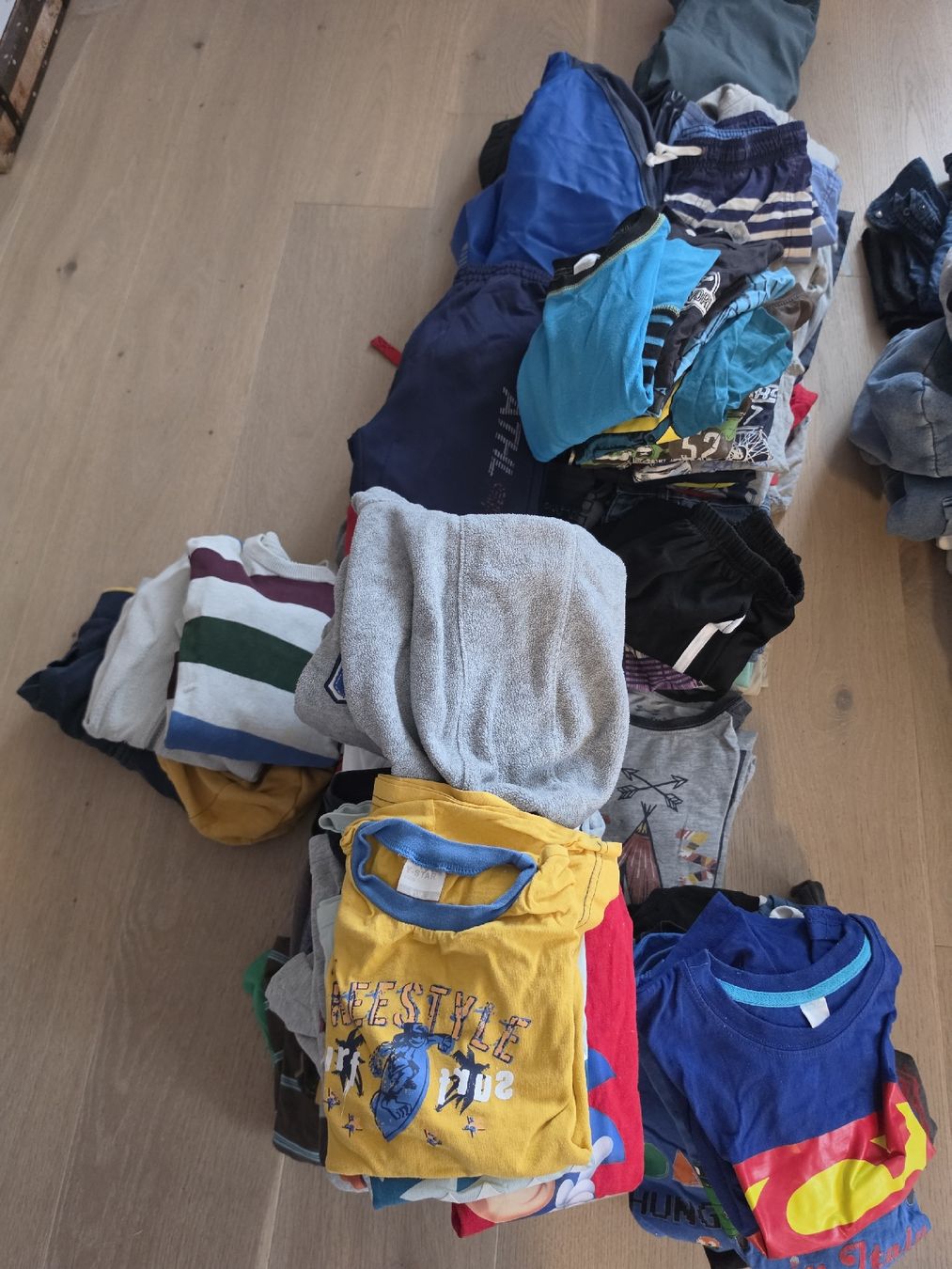 Kleiderpakete & -sets: Mega Set Boy 110/116 – Gebraucht aus Courtelary von dcubadda