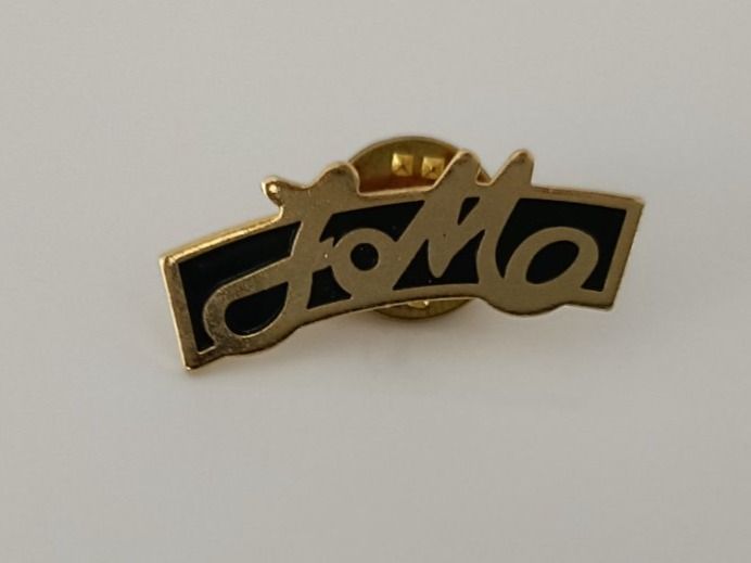 Placchette & Badge: Pin fomo - Box 8 – Usato da Köniz venduto da Pinscollect