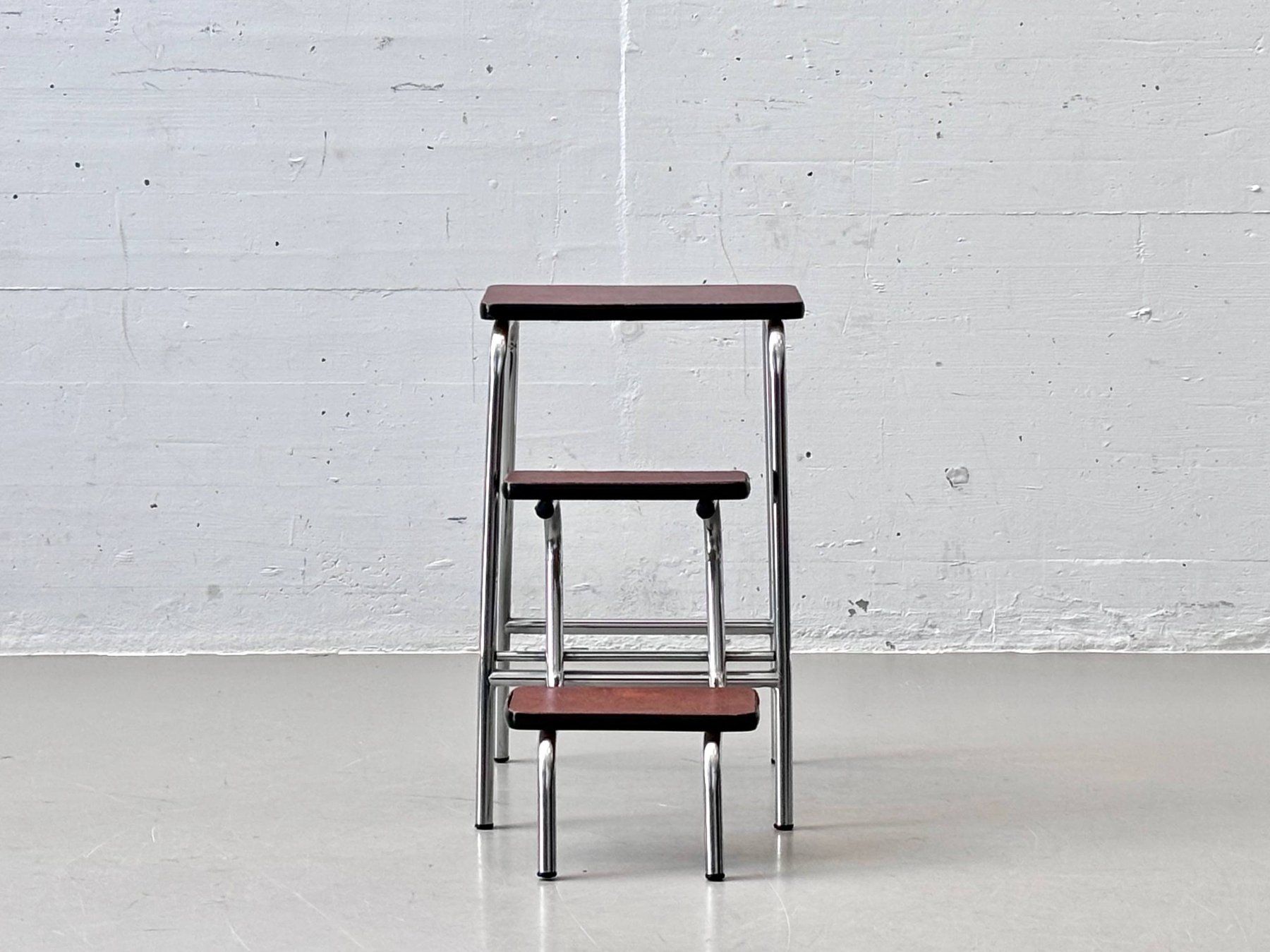 Sgabelli: Vintage Tritthocker mit braunem Kunstleder & Chromgestell – Usato da Zürich venduto da LeMoege 5