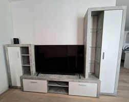 Wohnwand TUNA 2 in moderner Betonoptik mit weissen Fronten