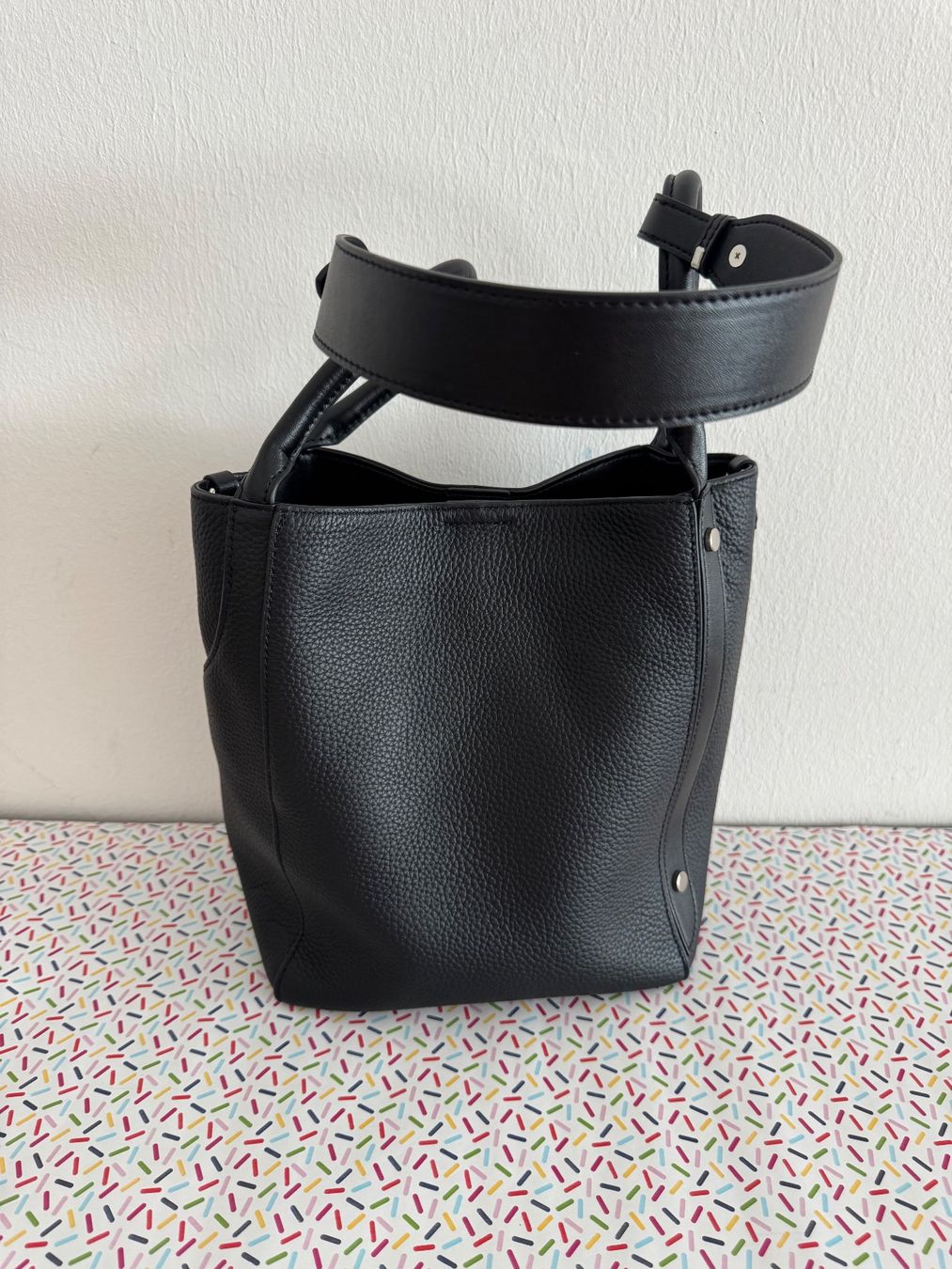 Sacs femmes: Sac seau cuir noir neuf – D'occasion à Carouge GE par Myr_hbt9 2