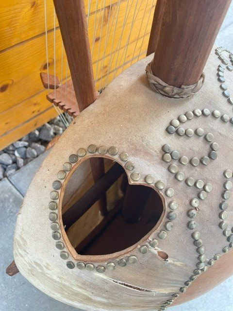 Strumenti musicali: Kora instrument de musique – Usato da Fully venduto da Peluche3 4