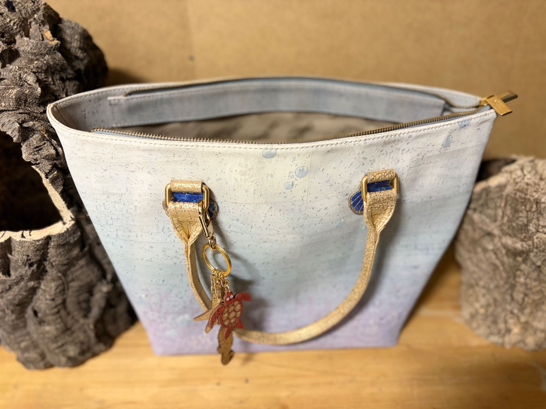 Borse da donna: Artipel Damen-Korktasche im maritimen Design – Nuovo e nell'imballaggio originale da Basel venduto da Sirina4010 1
