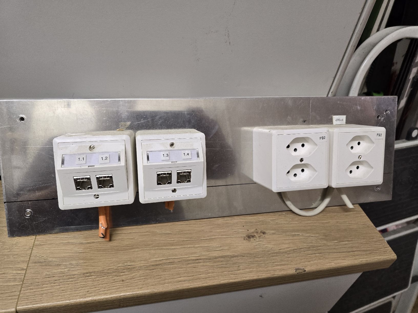 Alimentazione elettrica: Patchpanel mit Stromanschlüssen - ideal fürs Homeoffice! – Usato da Cham venduto da NeraHandel 1