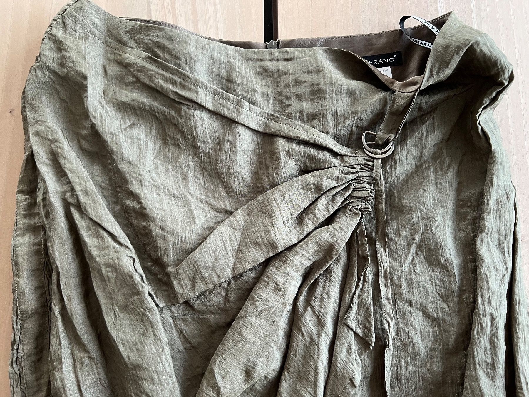 Luisa Cerano Gonne: Jupe LUISA CERANO, olive, Gr. 36 – Nuovo (secondo la descrizione) da Fraubrunnen venduto da Vpeck 1