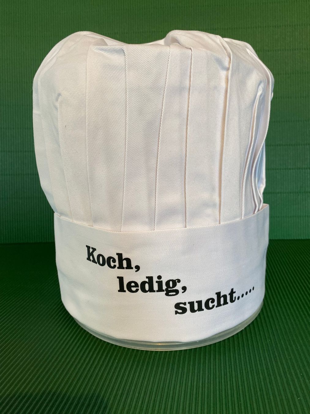 Copricapi, berretti & cappellini: Profi-Kochmütze "Koch - ledig - sucht..." – Nuovo (secondo la descrizione) da Egg SZ venduto da irbaku