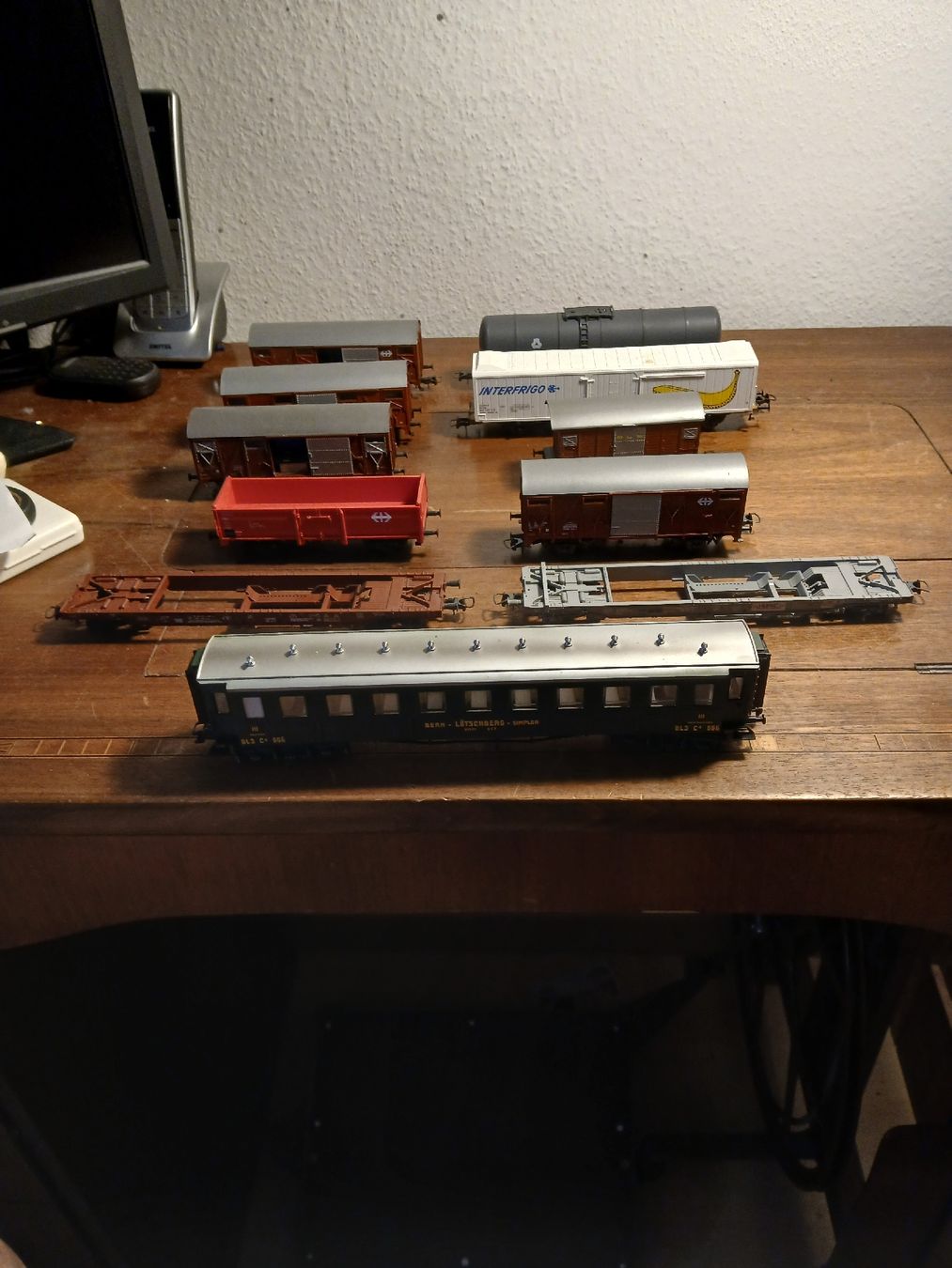 Roco Modellini di ferrovie: Modelleisenbahn Waggons Konvolut bespielt  – Usato da Luterbach venduto da trixexpresso