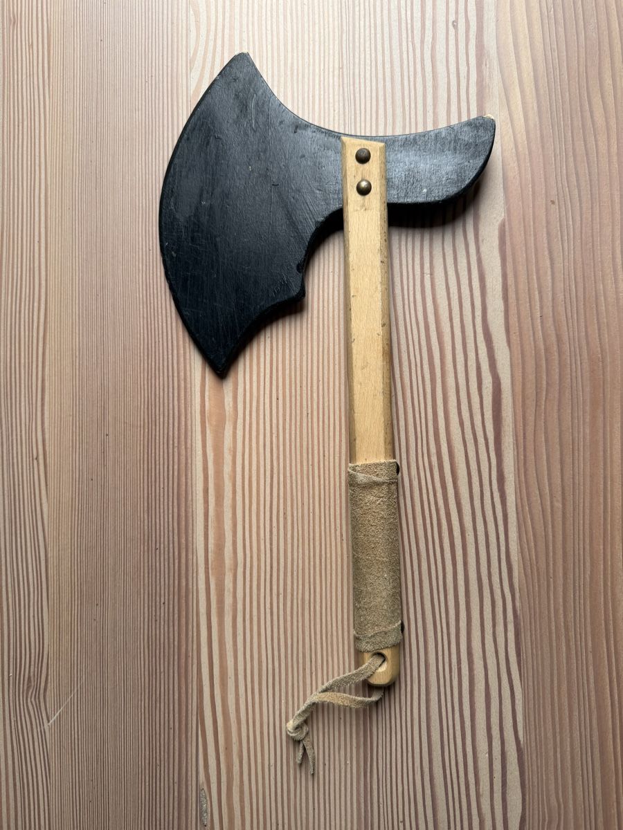 Spielzeuge: Holzaxt, Spielzeug Holz Axt / Ritter Wikinger – Gebraucht aus Brittnau von Malwe
