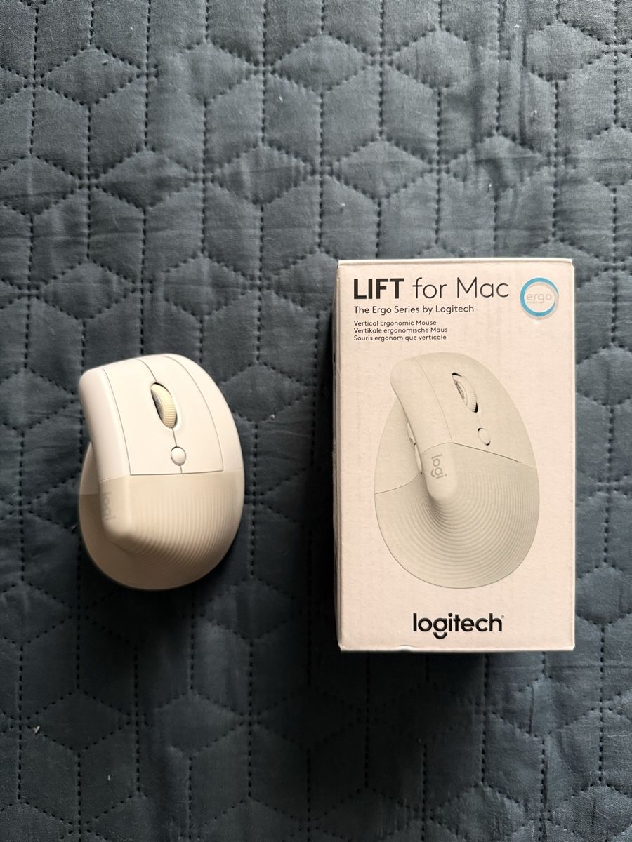 Logitech Mouse: Logitech Lift for Mac ergonomic mouse – Usato da Aadorf venduto da SchattePuppe
