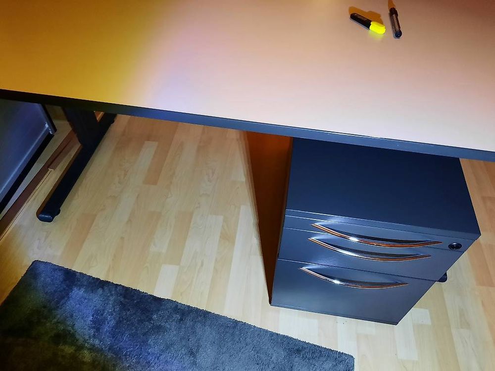 Bürotisch mit Korpus / Pult mit Korpus 2