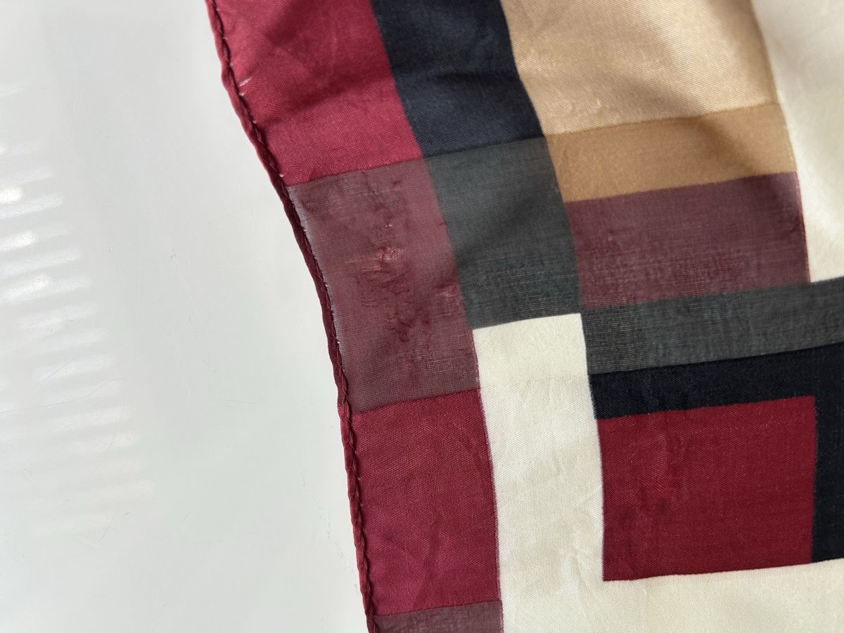 Foulards, Tücher & Schals: Talbots Scarf 100% Silk Geometric Pattern good condition – Gebraucht aus Saland von ele_vc96 2