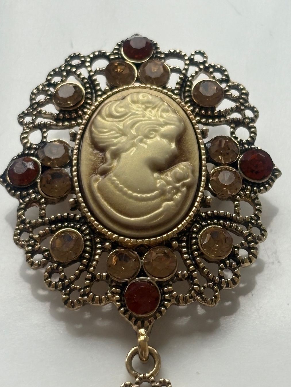 Broches & Aiguilles: Luxus Elegante  Brosche mit Kunstperlen Farbe: Silber – Neuf (Voir description) à Biel-Bienne par Roserosse13 1
