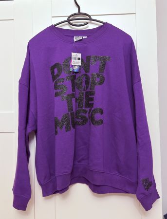 • Sweatshirt / Hoodie •