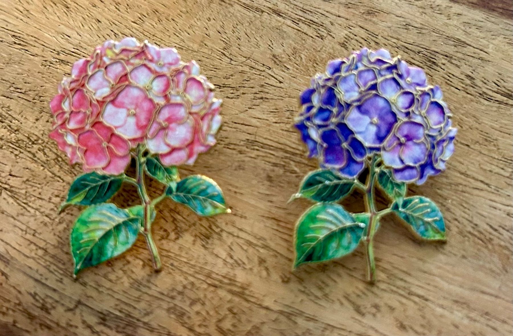 Plaketten & Abzeichen: 2x Pin Blume / Hortensie – Neu und originalverpackt aus Geneve von vane267