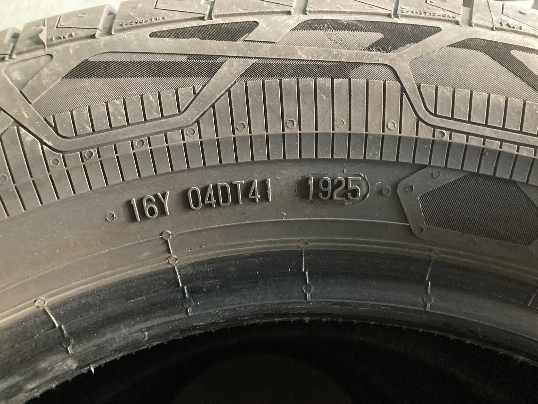 Continental Pneumatici & Ruote complete: 215/65R16 C Sommerpneu Continental – Usato da Cham venduto da Cham6332 2