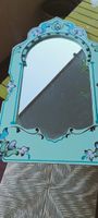 Specchio decorato a mano con finitura celeste e motivi flore