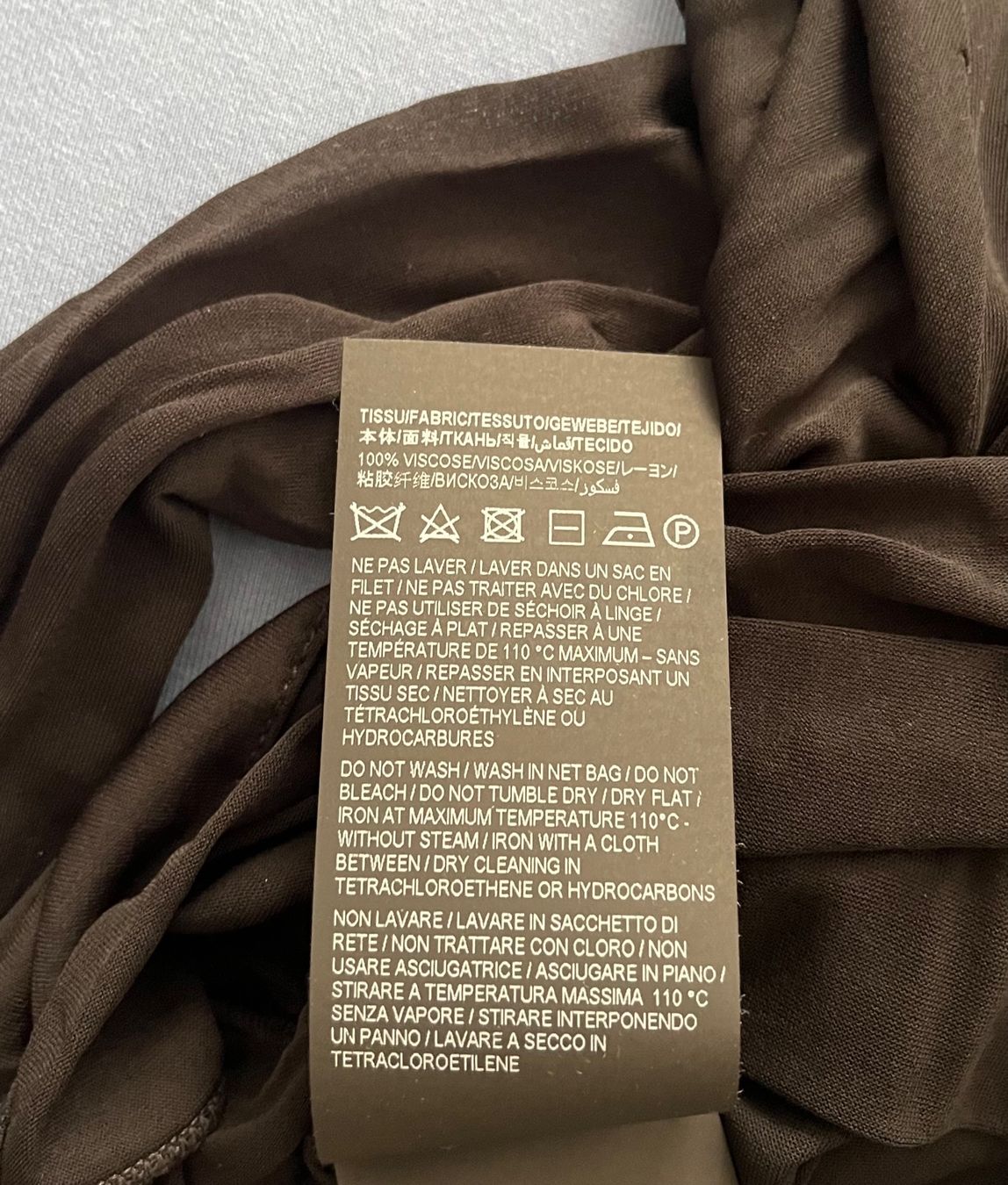 Saint Laurent T-shirt: Saint Laurent, Top avec traîne – Nuovo (secondo la descrizione) da Genève venduto da dachaw 6